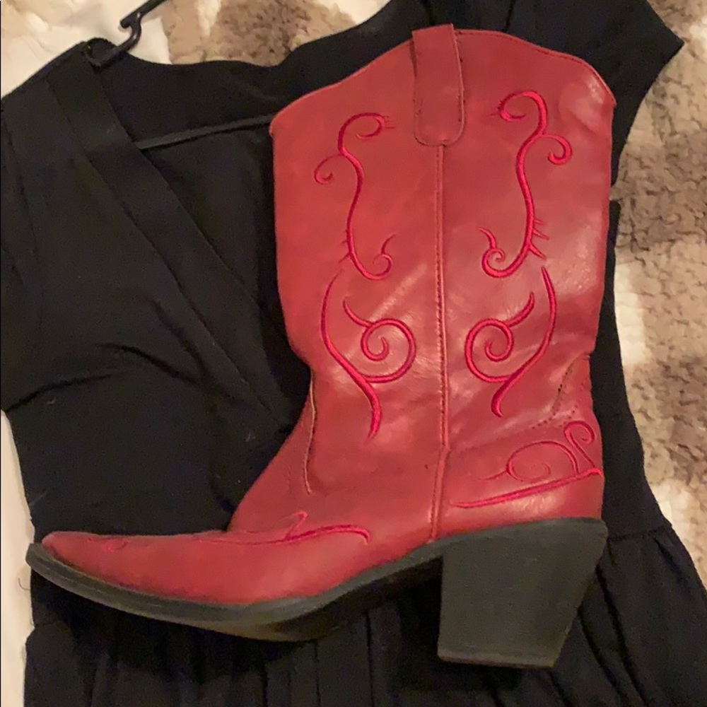 Women’s red cowboy boots. Roper brand